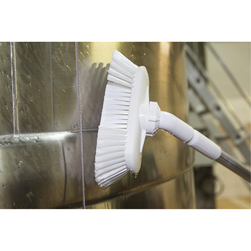 Brosse de lavage aliment&eacute;e en eau et &agrave; angle r&eacute;glable, Soies Doux, Longueur de 9-1/4", Vert R.M.G. Prévention
