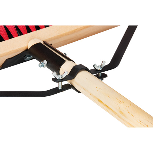 Balai-brosse &agrave; manche renforc&eacute;, 18", Moyen, Soies PVC R.M.G. Prévention