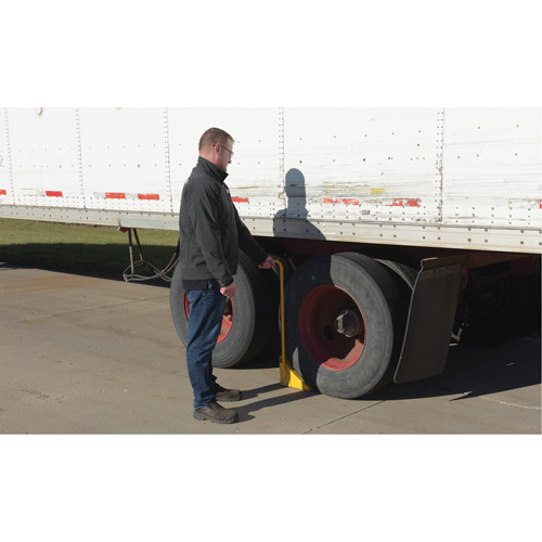 Cale de roue avec poign&eacute;e ergonomique, Acier, Jaune, 8" la x 10-3/4" p x 9-1/8" h R.M.G. Prévention