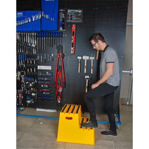 Escabeau industriel, 2 marches, 26" x 22-7/16" x Hauteur 19-11/16" R.M.G. Prévention