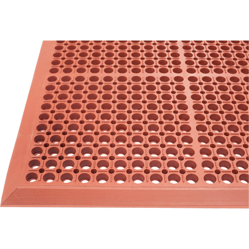 Tapis de s&eacute;rie Competitor, &agrave; fentes, 3' x 5' x 7/8", Orange, Caoutchouc naturel R.M.G. Prévention