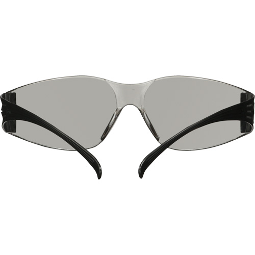Lunettes de protection de s&eacute;rie 100 SecureFit, Lentille Gris/Int&eacute;rieur/ext&eacute;rieur, Antibu&eacute;e/Anti-&eacute;gratignures, ANSI Z87+/R&eacute;pond ou surpasse la norme CSA Z94.3 R.M.G. Prévention