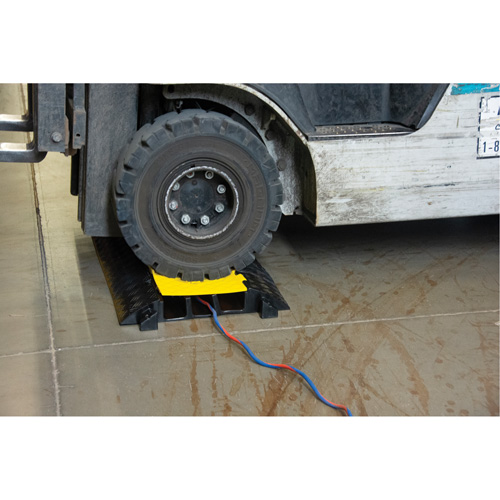 Protecteur de c&acirc;bles en polyur&eacute;thane, 3 canaux, 35,43" lo x 19,69" la x 3" h R.M.G. Prévention