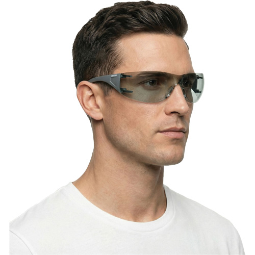 Lunettes de s&eacute;curit&eacute; Adapt Lite, Lentille Int&eacute;rieur/ext&eacute;rieur, Antibu&eacute;e/Anti-&eacute;gratignures, ANSI Z87+/R&eacute;pond ou surpasse la norme CSA Z94.3 R.M.G. Prévention