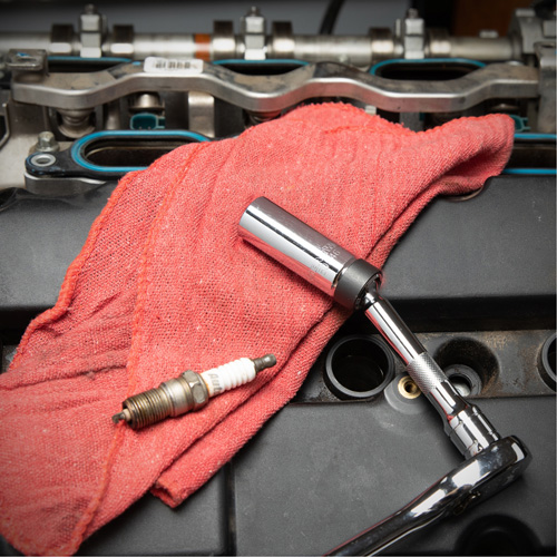 Douille magn&eacute;tique pivotante &agrave; six pans pour bougie d'allumage  R.M.G. Prévention