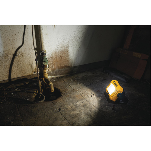 Lampe d'&eacute;clairage direct compact 12V/20V Max, DEL, 2000 Lumens R.M.G. Prévention