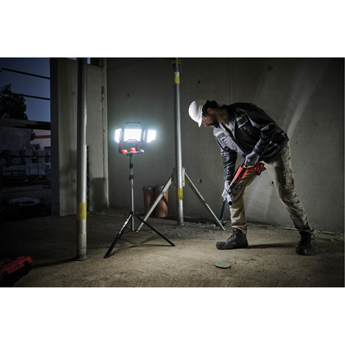 Lampe de travail &agrave; DEL professionnelle &agrave; panneaux pliants lumens sans fil 18V sur tr&eacute;pied, DEL, 3600 lumens R.M.G. Prévention