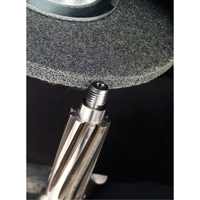 Meules homog&egrave;nes d'&eacute;barbage EXL Scotch-Brite, 1" x 1", Arbre de 3/16", Grain de 2A, Oxyde d'aluminium R.M.G. Prévention