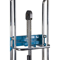Gerbeur hydraulique &agrave; plateforme, M&eacute;canisme Pompe au pied, Capacit&eacute; de 880 lb, Levage max de 60" R.M.G. Prévention