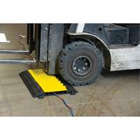 Protecteur de c&acirc;bles en polyur&eacute;thane, 5 canaux, 35,43" lo x 19,69" la x 2" h R.M.G. Prévention