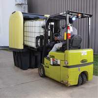 Palette anti-d&eacute;versement jaune &agrave; couvercle rigide roulant, 65" lo x 65" la x 101" h, Capacit&eacute; de charge 5000 lb R.M.G. Prévention