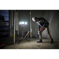 Lampe de travail &agrave; DEL professionnelle &agrave; panneaux pliants lumens sans fil 18V sur tr&eacute;pied, DEL, 3600 lumens R.M.G. Prévention